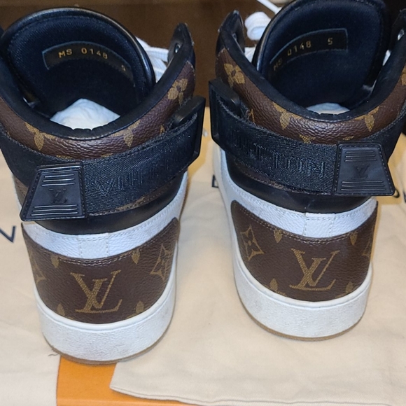Lv sneakers - Picture 5 of 9
